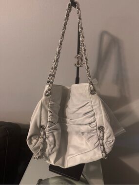 CHANEL White Leather Shoulder Bag with Silver Chains